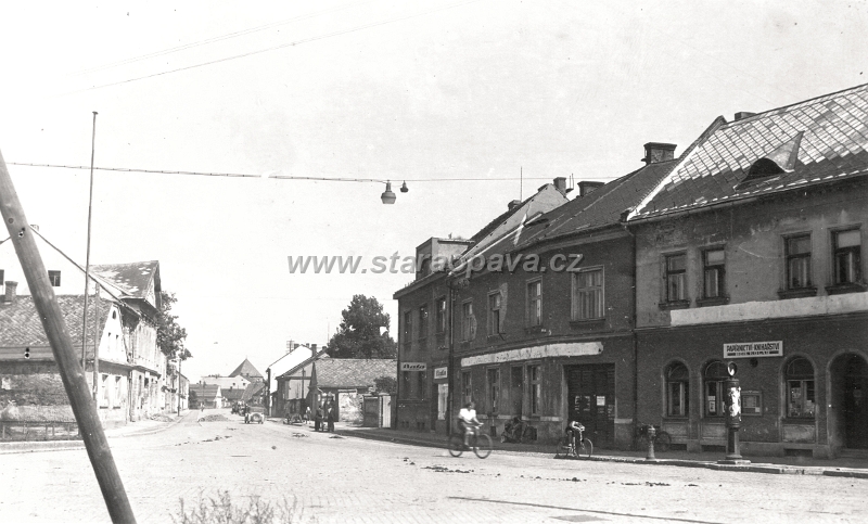 ratiborska (11).jpg - Druhý dům zleva je dodnes stojící hospoda "U Vávry". Pohlednice ze 30.let 20.století